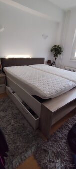 Manželská postel 200x180 s knihovnou a úložným prostorem - 5