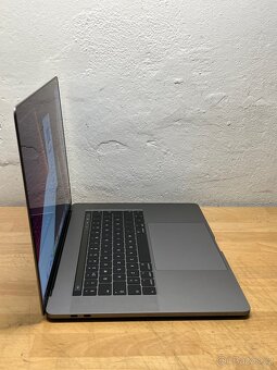 MacBook Pro 15” 2017/16GB RAM/Intel i7/512GB SSD/ Záruka - 5