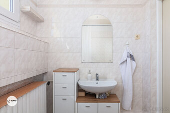 Rodinný dům o dispozici 5+2+garáž, pozemek 1.011 m2 v obci B - 5