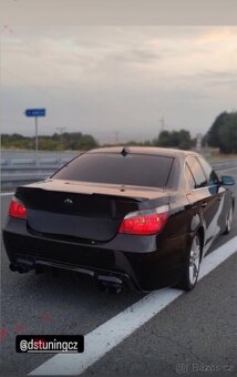 Difuzor zadního nárazníku BMW E60 E61 – Černý lesk - 5