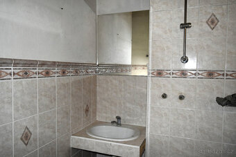 Náchod - Prodej rodinného domu se třemi jednotkami a garáží - 5