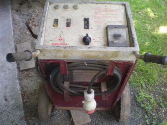 nabíjecí + startovací vozík zn.Rukov - 5