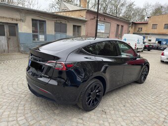 Tesla model Y - 5