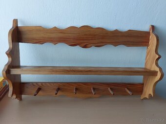 Krásná stará dřevěná polička na hrníčky a talířky - 5