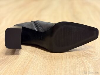 Prodám černé kožené NENOŠENÉ dámské kotníčkové kozačky - 5
