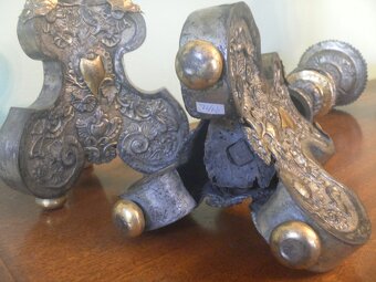 Dvojice barokních svícnů. - 5