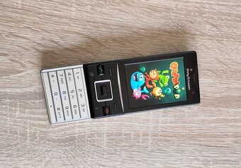 TLAČÍTKOVÝ MOBILNÍ TELEFON SONY ERICSSON HAZEL J20i - 5