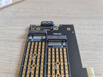 Duální adaptér pro M2 SSD disky PCIE4 MVMe / SATA + přísluše - 5