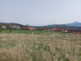 Slunná stavební parcela v okolí Teplic. - 5