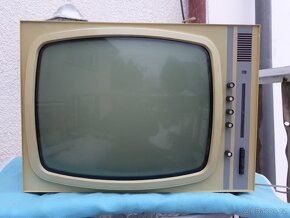 Televizor OLIVER 4118U Tesla Orava, velmi pěkný - 5