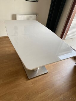 Prodám kvalitní jídelní stůl rozkladaci - 5