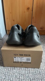 YEEZY FOAM RNNR 42 - 5
