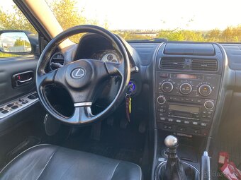 Lexus IS200 SportCross - 5