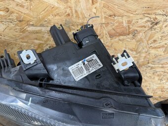 PRAVÉ PŘEDNÍ HALOGENOVÉ SVĚTLO BMW E90 / 91 6942722-07 - 5