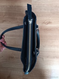 Kabelka do ruky Guess - 5