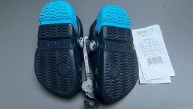 CROCS 10400 Electro 41T Navy-Electric Blue detské papuče - 5