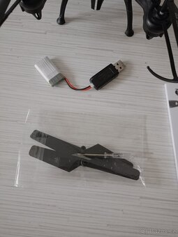 Dron kvadrokoptera pro deti, dalkove ovladani - 5