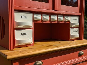 Kredenc v cihlové barvě po renovaci - 5