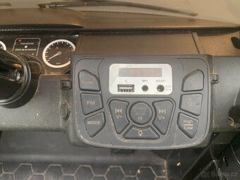 Land Rover Discovery HSE s 2.4G, jednomístný, černý - 5