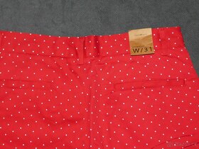 Pánské červené šortky s bílými puntíky - 5