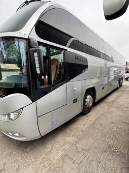 Autobus se nachází ve městě Praha. Všechno funguje. Má 48 + - 5