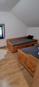 Kvalitní jednolůžková elegantní postel masiv s úložným prost - 5