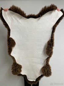 Kožešiny ovčí  hnědé barvy  různé velikosti - 5