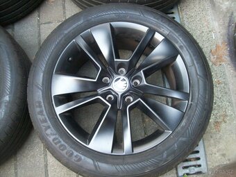 u original černé ŠKODA Karoq Goodyear 17" 90% - 5