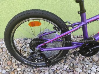 Značkové dětské kolo SPECIALIZED 20" (fialová) - 5