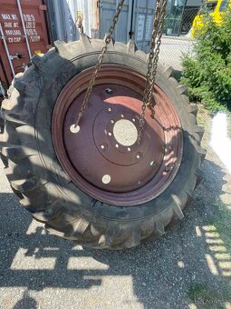Traktorová záběrová pneumatika na traktorbagr Belarus - 5
