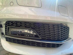 Mřížka nárazníku pravá Audi A4 8K0 807 682 - 5