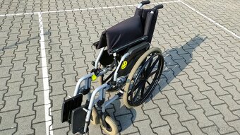 Prodám rozkládací mechanický invalidní vozík - 5