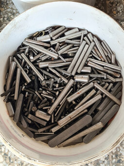 Ruzny vruty, hrebiky, podlozky atd, asi 60kg - 5