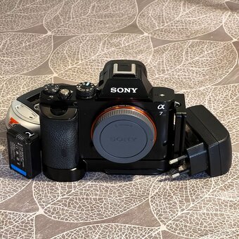Sony Alpha A7 + grip + příslušenství - 5