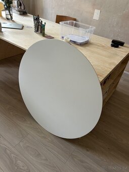 Bílý kulatý stůl - 5