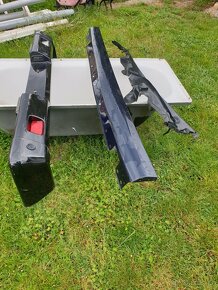 Mercedes  w211 maska ohořelá1000, plastový levý prah1500kč - 5