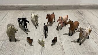 Stáj Schleich s doplňky a 11 koňmi - TOP STAV - 5