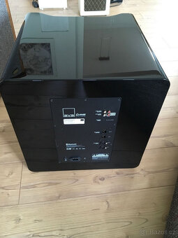 Subwoofer SVS SB 16 Ultra v lesklé černé barvě – naprosto ja - 5
