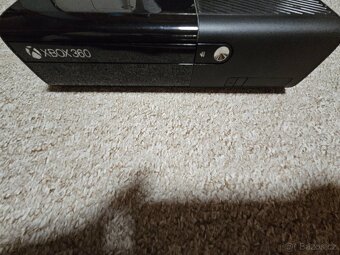 Prodám Xbox 360 E-s bezdrátovým ovladačem a kinectem - 5