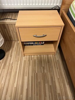 Postel 180x200 včetně roštu , dvou matraci , 2x noční stolek - 5