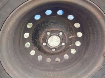 Prodám zimní pneumatiky na diskah 215/65/16/C . - 5