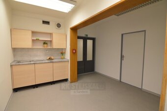 pronájem kanceláře 154m², výtah, parkování, centrum České Bu - 5