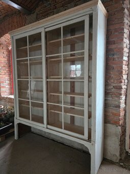 Prosklené dřevěné skříně / vitríny - 5