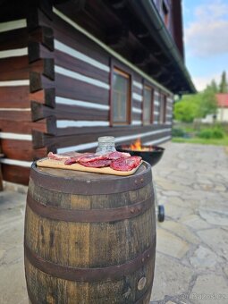 Dřeveny sud a z nej vyrobený květináč - 5