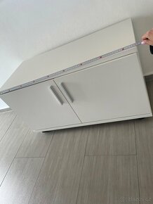 Bílá sedací skříňka na kolečkách - 5