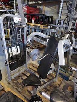 13 posilovacích strojů Cybex - 5
