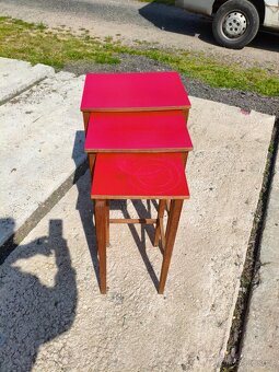 Hnízdové Retro stolkÿ s červenou deskou - 5