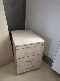 Kancelářské stoly a komoda - 5