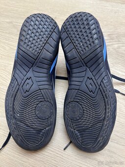 Tenisky sálovky Lotto 32, kopačky turfy Adidas 33 - 5