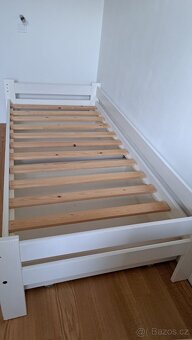 Masivní postel bílá se 2 šuplikama - 5